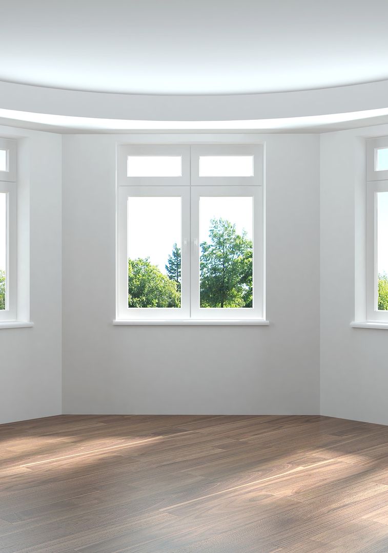 Fensterfronten im hellen Raum mit dunklen Dielenboden