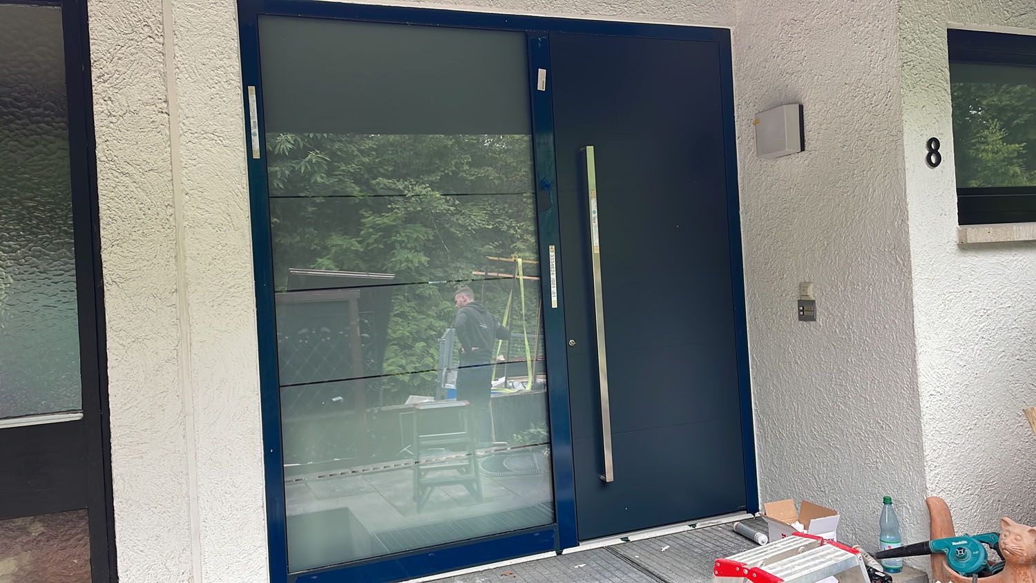 Moderne dunkelblaue Eingangstür