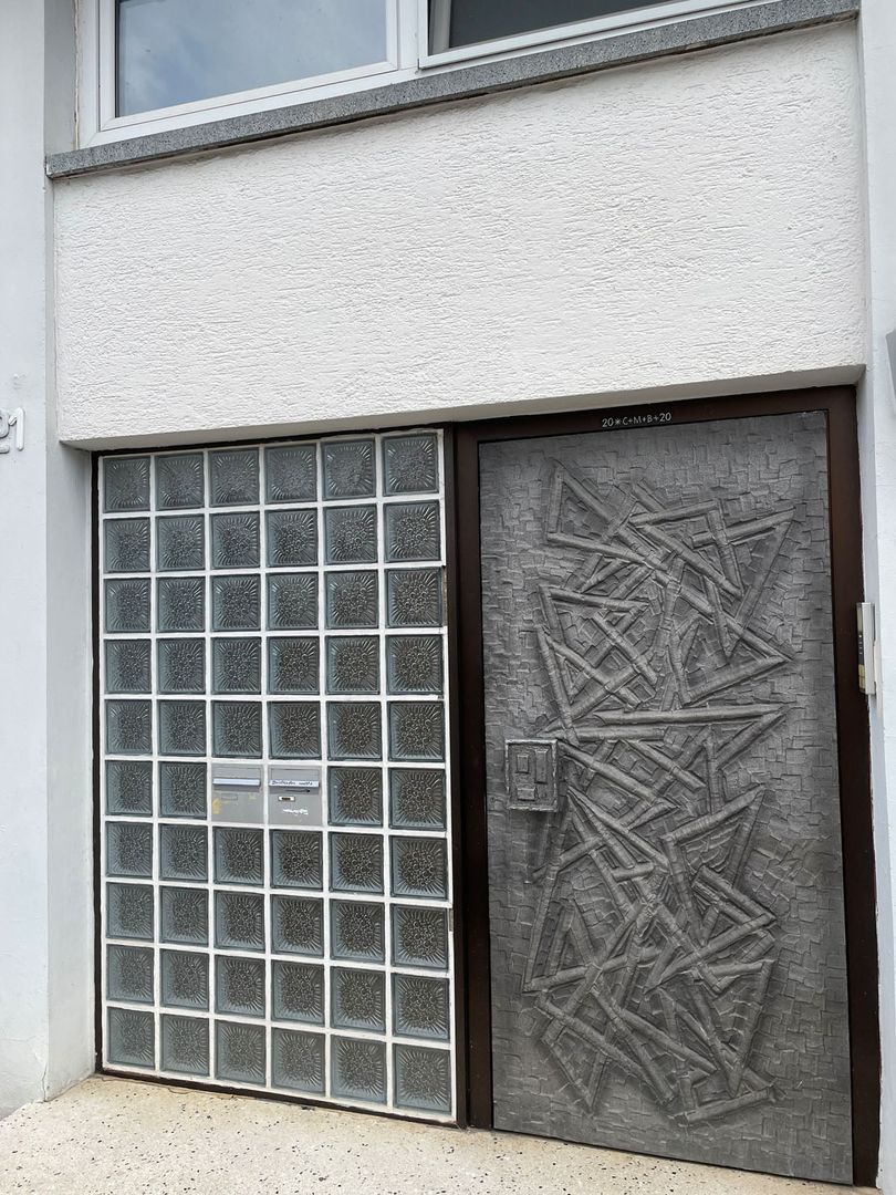 Hochwertige aufwendige Haustür mit Musterung in einer Steinoptik