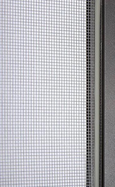 Nahaufnahme eines Insektenschutzes an einem Fenster
