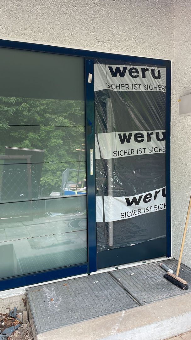 Prozess Abbildung eines Einbaus einer Haustür in dunkelblau