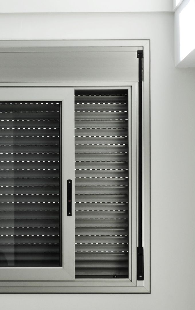 Ein Fenster mit eingebauten Rollläden