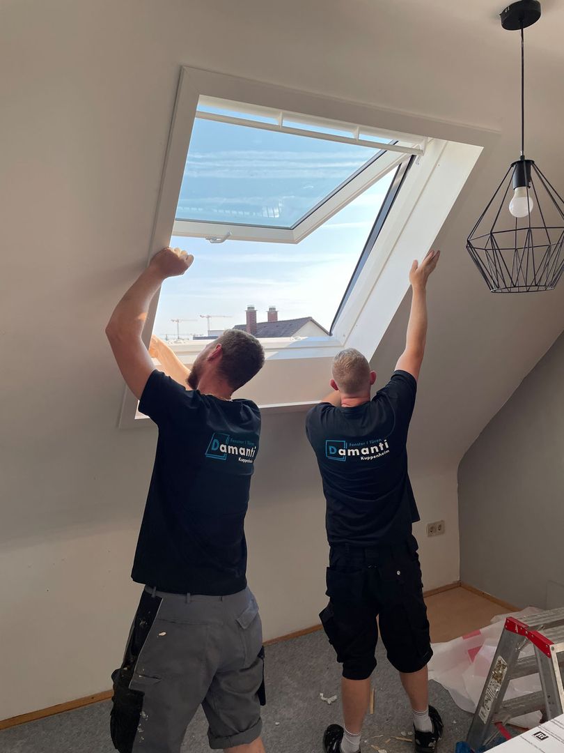 Zwei Mitarbeiter von der Firma Damanti die gerade ein Dachfenster einbauen